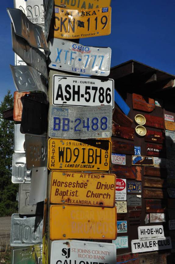 Placa da fiona, junto com milhares de outras, na Sign Post Forest, em Watson Lake, cidade do Yukon Territory, no Canadá, por onde passa a Alaska Highway